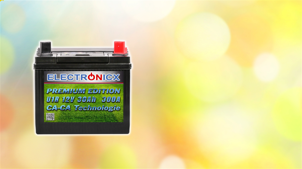 Autobatterie auf unscharfem, farbenfrohem Hintergrund.
