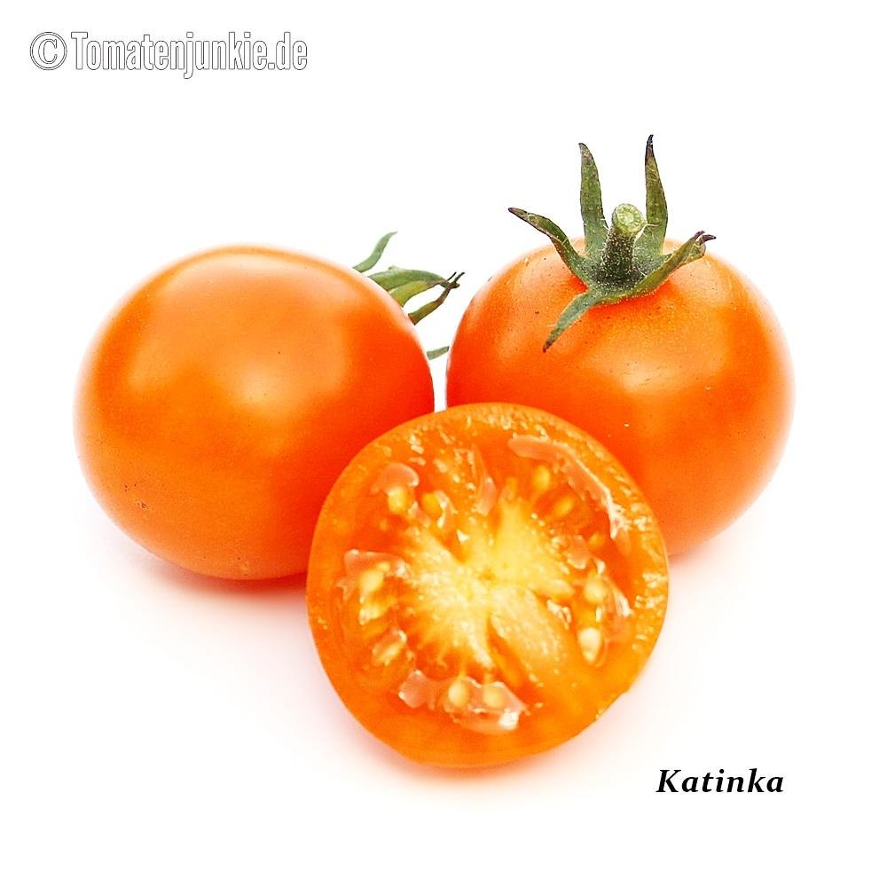 Reife und halbierte Katinka Tomaten.