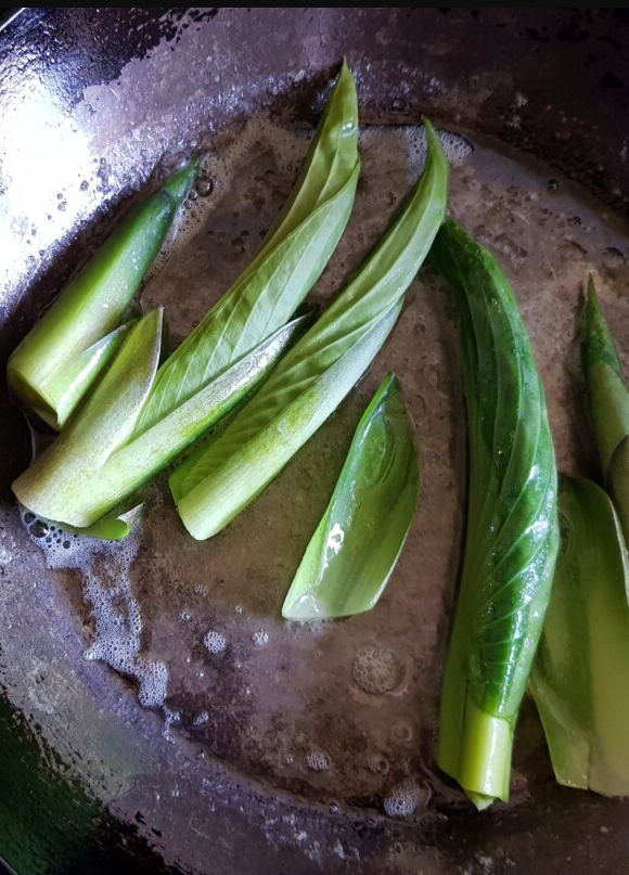 Grünes Gemüse in der Pfanne gebraten